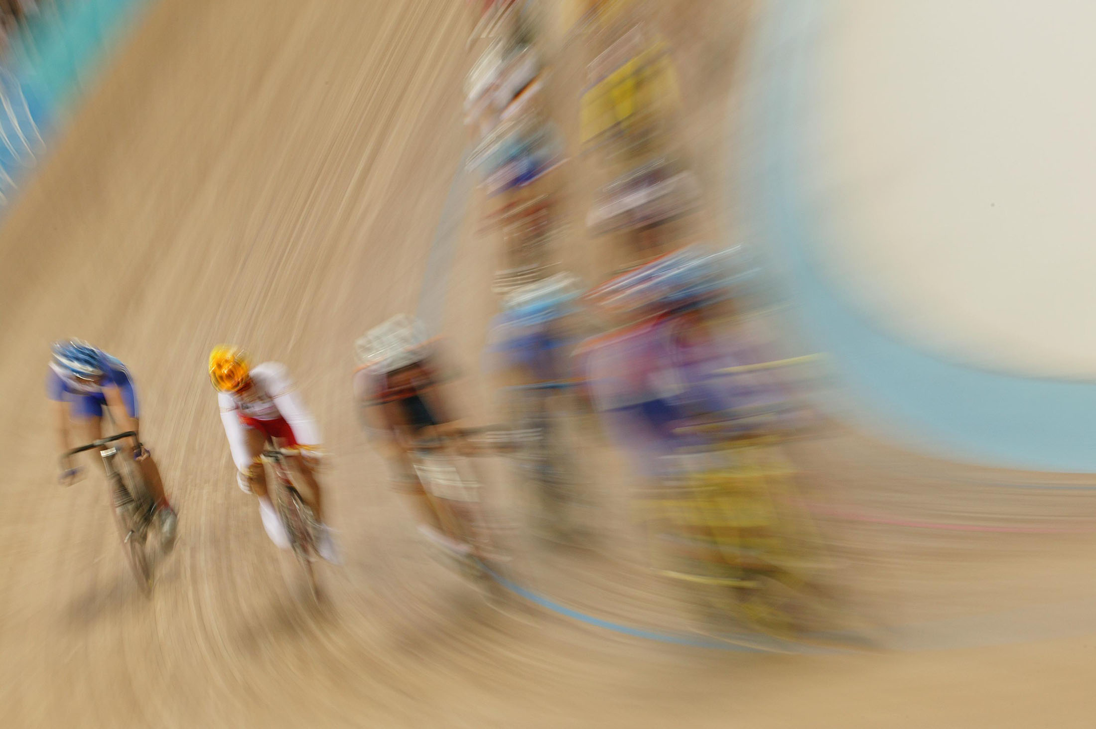 JO Athènes 2004, Cyclisme sur piste, course aux points Femmes - Les coureuses dans le virage. La chronique Réfexions.