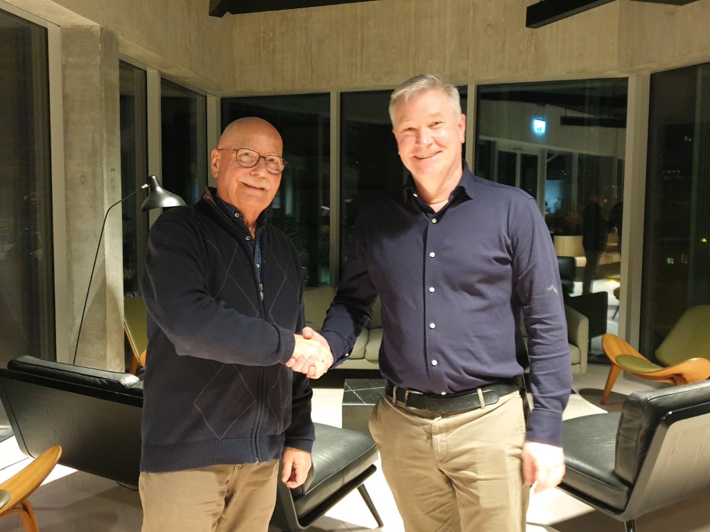 Jean-Michel Mayor (à g.) cède le poste de trésorier à Alain Richard lors de l'assemblée générale du Panathlon Club Lausanne le 26 février 2024 au stade de La Tuilière.