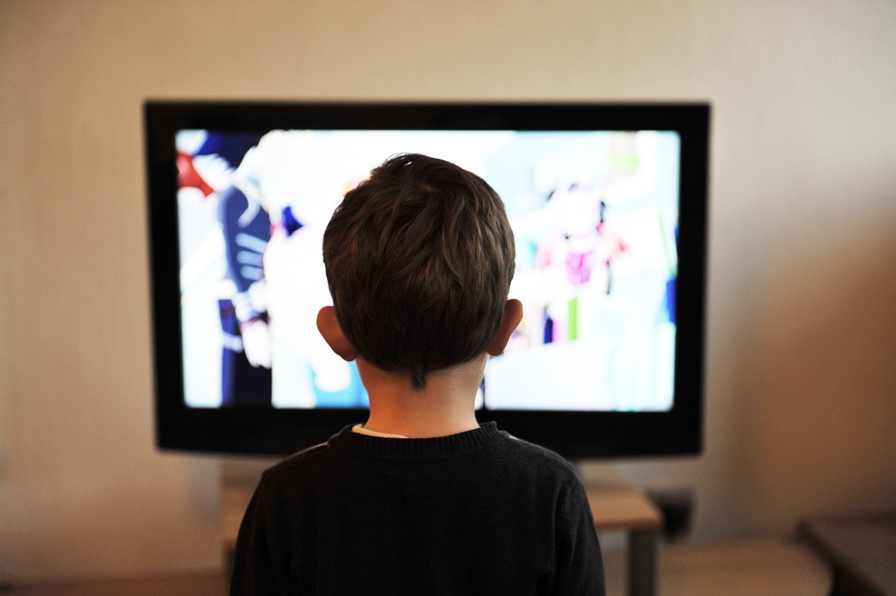 Enfant devant la TV.